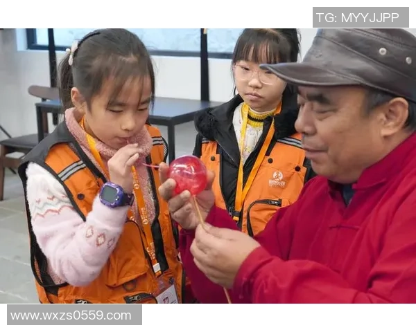 足球明星现场观赏传统技艺吹糖人展现非遗魅力与精彩瞬间